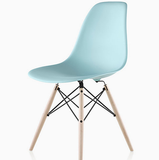Postranní židle z tvarovaného plastu Eames
