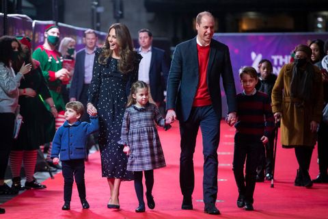 hertugen og hertuginnen av Cambridge og deres familie deltar i spesiell pantomimeopptreden for å takke viktige arbeidere