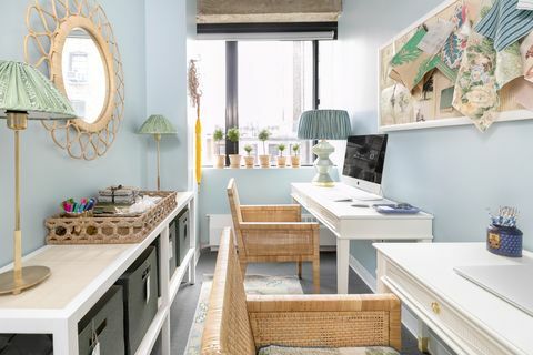 escritório de design jennifer hunter em nova york com paredes azuis e mesas brancas