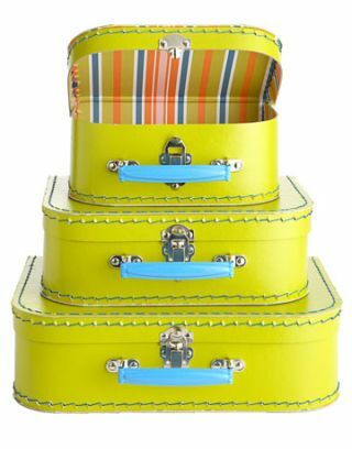 विभिन्न आकारों में पीले स्टैक्ड सूटकेस