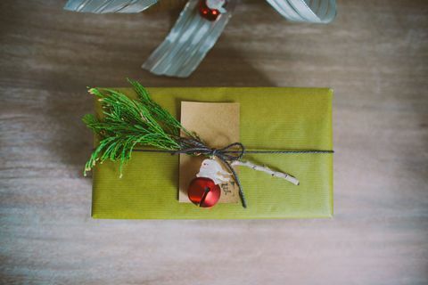 Hadiah Natal dengan cabang cemara