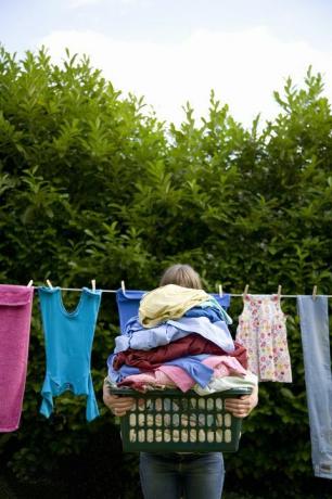 女性は洗濯物を運ぶ