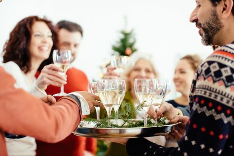 Familie proosten op familie kerstfeest