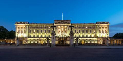 Широкоъгълен изглед на Бъкингамския дворец в здрач в Лондон, Голям Лондон, Англия, Великобритания.