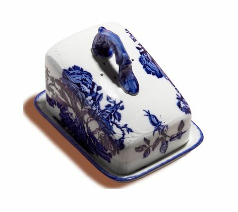 एक चीनी मिट्टी के बरतन नीले और सफेद कवर पनीर बोर्ड