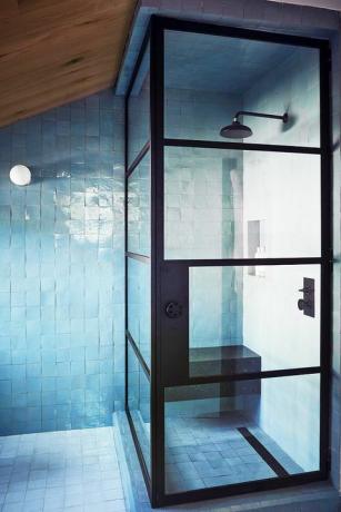 moderná kúpeľňa s modrými dlaždicami zellige