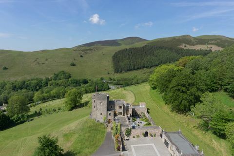 Castell Gyrn - grad s 6 spalnicami v Walesu