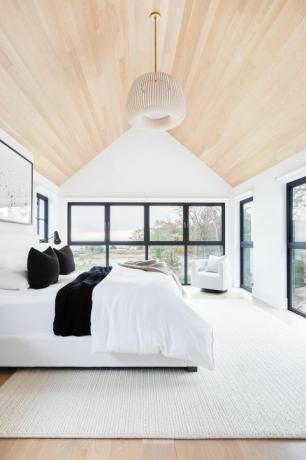 camera da letto, soffitto in legno, tappeto bianco, copriletto bianco