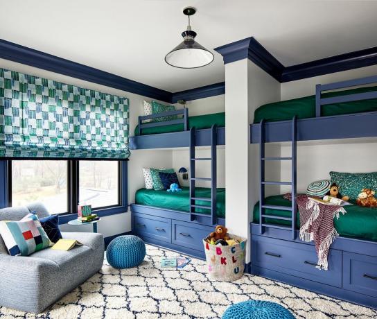 vaikų kambarys su dviaukštėmis lovomis