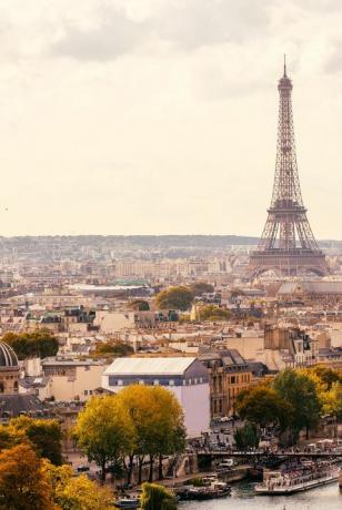 Obzorje Pariza z Eifflovim stolpom in mostom Pont des Arts ob sončnem zahodu, Francija