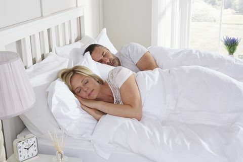 مرتبة قابلة للضبط: مرتبة نصف ونصف. زوجان ينامان في السرير.
