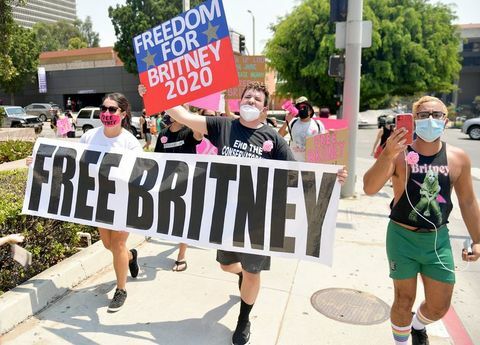 成年後見制度の公聴会でロサンゼルスの郡庁舎の外でフリーブリトニーが抗議