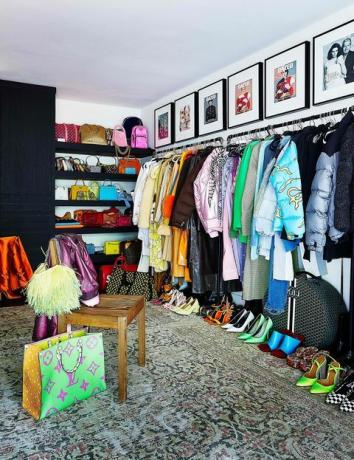 Obývací pokoj kendall Jenner plný oblečení, obuvi a doplňků