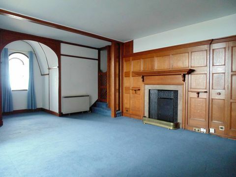 Slaapkamer met houten panelen in duplex appartement Bamburgh Castle - Savills