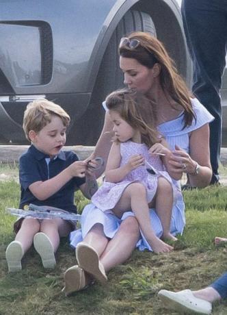 Princ George a princezná Charlotte Hrajte sa s Kate Middleton