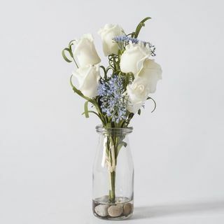 Sprej z umělých bílých růží