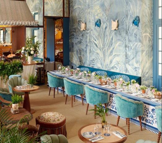 modrý interiér restaurace