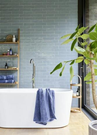 banheiro moderno com azulejos azul claro