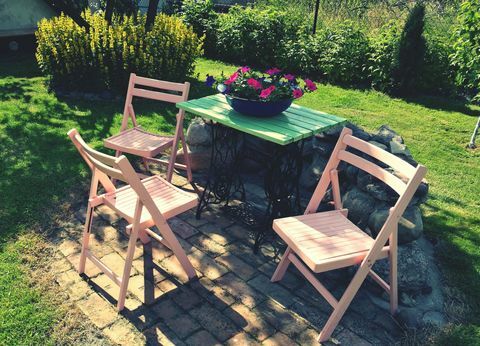 Leere Stühle und Tisch in einem Garten