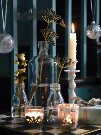 najlepše božične sheme v tej sezoni bodo vaš dom spremenile s styletwinkling dobrodošle praznične jagode in sveče, združene v držalih na različnih višinah, ustvarjajo privlačnost aranžma
