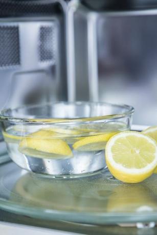 tīrīšanas metode mikroviļņu krāsnī ar ūdeni un citronu