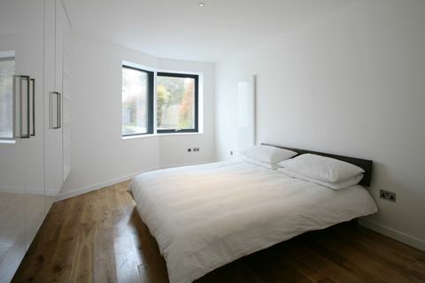 Inteligentna minimalna przestrzeń w sypialni