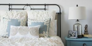 Elegancka sypialnia z biało-niebieskim układem pomieszczeń.