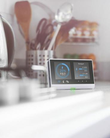 smart måler i køkkenet i et hjem, der viser aktuelle energiomkostninger for dagen design på min egen skærm, se venligst ejendomsudgivelsen