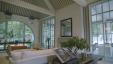 Zoë Feldman nappalija a 2022-es teljes otthonunkban hatalmas íves ablakkal rendelkezik