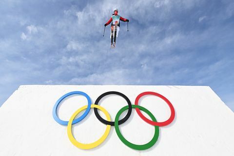 Ein Athlet führt während des Freestyle-Skiing-Big-Air-Trainings einen Trick aus