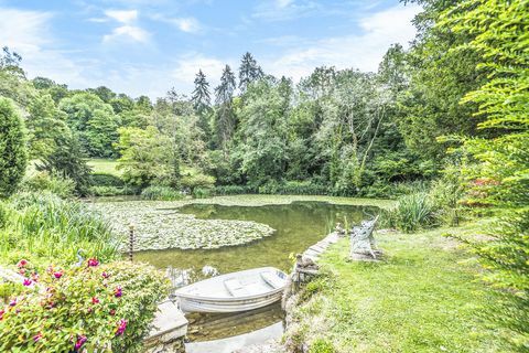 शानदार उद्यानों के साथ सुंदर अवधि घर और रोइंग के लिए एक तालाब पूर्वी हैम्पशायर में बिक्री के लिए है