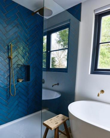 St. Albans Home viktorianische Hausrenovierung blau gefliestes Badezimmer freistehende Badewanne