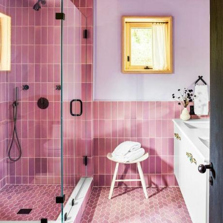 गुलाबी और बैंगनी समकालीन बाथरूम