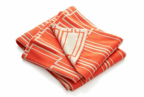 Skift dine vinterkast ud med dette lyse geometriske tæppe. Miles Orange Throw, $ 60. < a href = " http://www.crateandbarrel.com/miles-orange-throw/s297307" target = " _blank"> crateandbarrel.com </a>