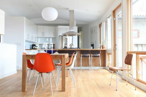 Bucătărie modernă suedeză: Bucătărie modernă, albă, curată, cu scaune de bucătărie moderne colorate la mijlocul secolului