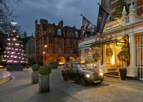 Tracey Emin - vianočný stromček - vonku - hotel Connaught - 2017