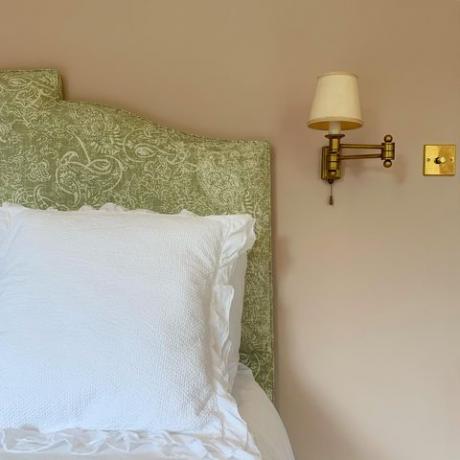 lilah parsons rosa sovrum med sängkläder
