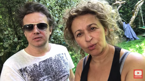 Nadia Sawalha un vīrs Marks Adderlijs - dārza sos vlogs - YouTube video dienasgrāmata