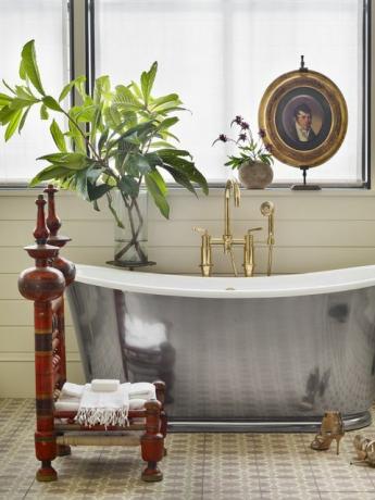 Эклектичная ванная комната с серебряной ванной, спроектированная мередит макбраарти из форта-уорт