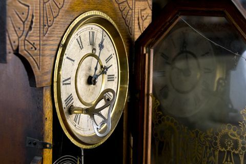 nærbilde av ansiktet til en gammeldags klokke med vindu opp -tasten satt inn
