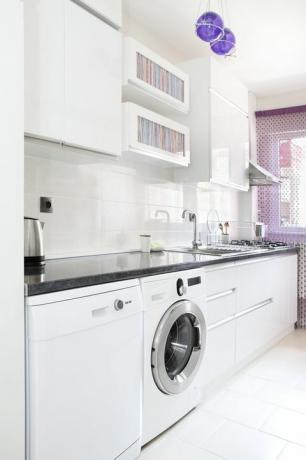 Uma cozinha com máquina de lavar louça e máquina de lavar roupa