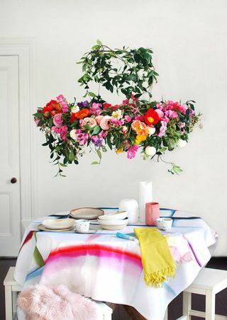 Lyserød, værelse, blomst, bord, afskårne blomster, møbler, plante, tekstil, indretning, sengetøj, 