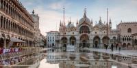 Rekordhochwasser schädigen weiterhin historische Wahrzeichen in Venedig, Italien