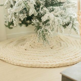 Kremasta skandinavska pletena suknja za božićno drvce
