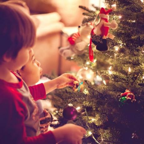 anak-anak mendekorasi pohon natal