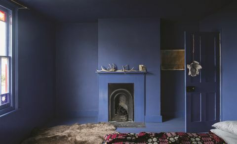 Farrow & Ball Small Spaces - Pitch Blue na wszystkich ścianach, suficie i podłogach