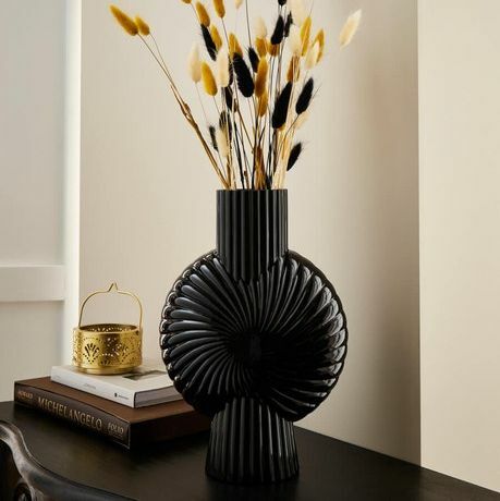 美しい黒い花瓶