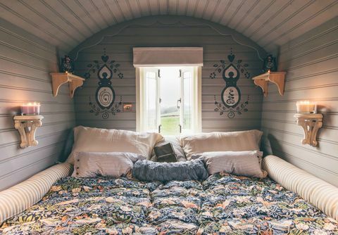 Nomád kocsi és mindkettő Cornwallban - Egyedülálló otthon marad - ágy