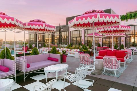 venkovní bar s růžovými vroubkovanými deštníky