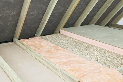 Deckenbalken, Isolierung und Schüttung im Dachboden